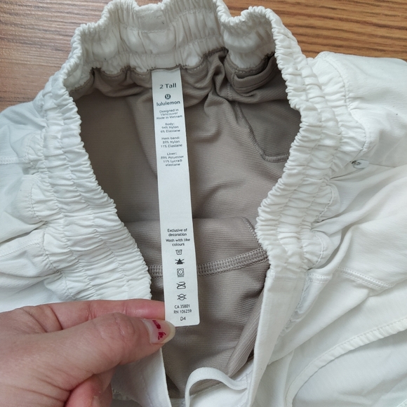 Lululemon Hotty Hot Shorts 4" inseam, size 2 - Picture 2 of 4